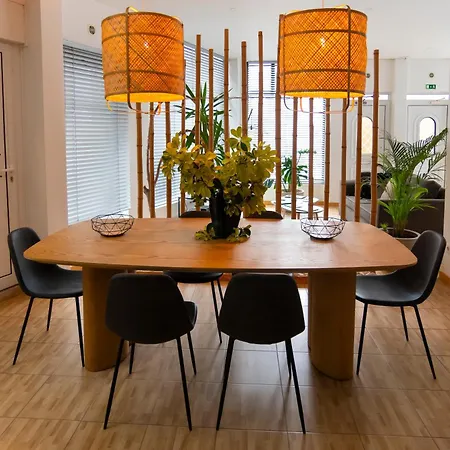 Central Guest House Πανσιόν Πόντα Ντελγκάντα