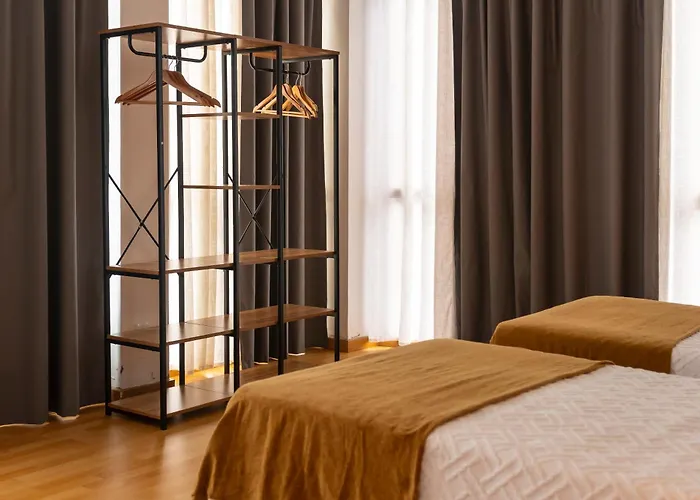 Central Guest House Πανσιόν Πόντα Ντελγκάντα