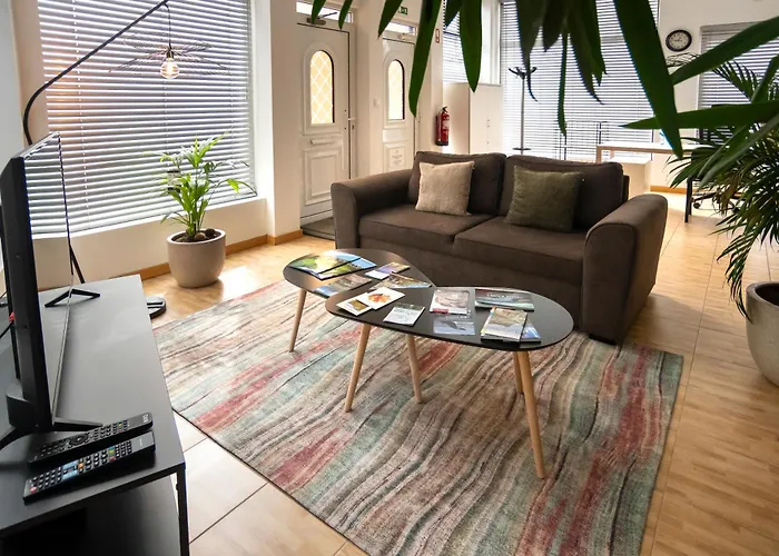 Πανσιόν Central Guest House Πόντα Ντελγκάντα