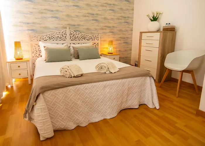 Central Guest House Πανσιόν Πόντα Ντελγκάντα